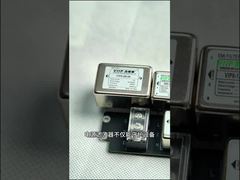 Presenta una clip nera con impedenza di 50 Ohm su ferrite per la riduzione del rumore EMI RFI sui cavi per te